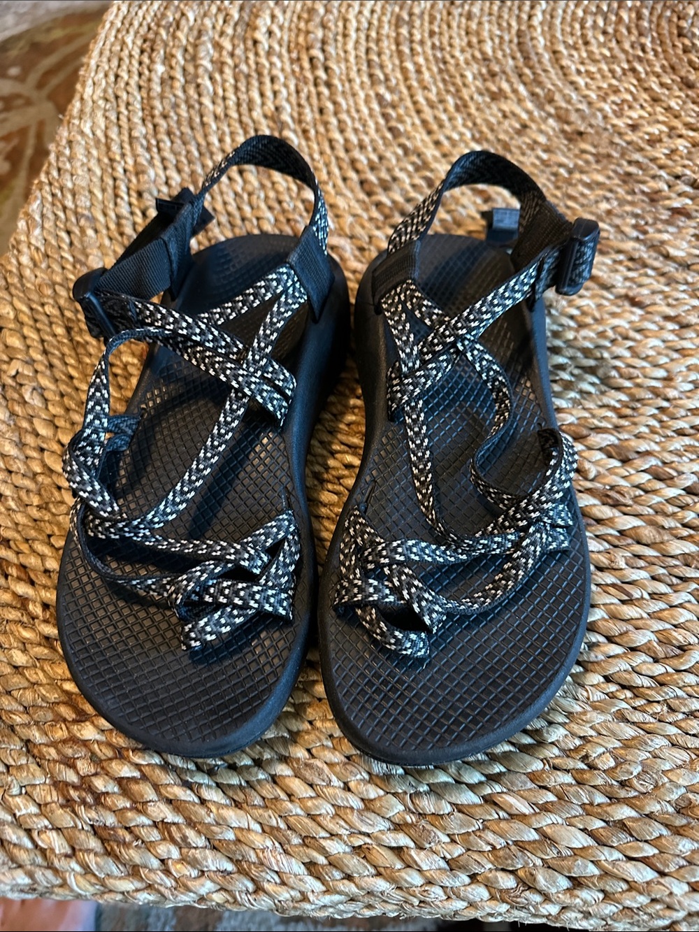 Chaco women’s size 7 Black Sport Sandals with Patterned Straps